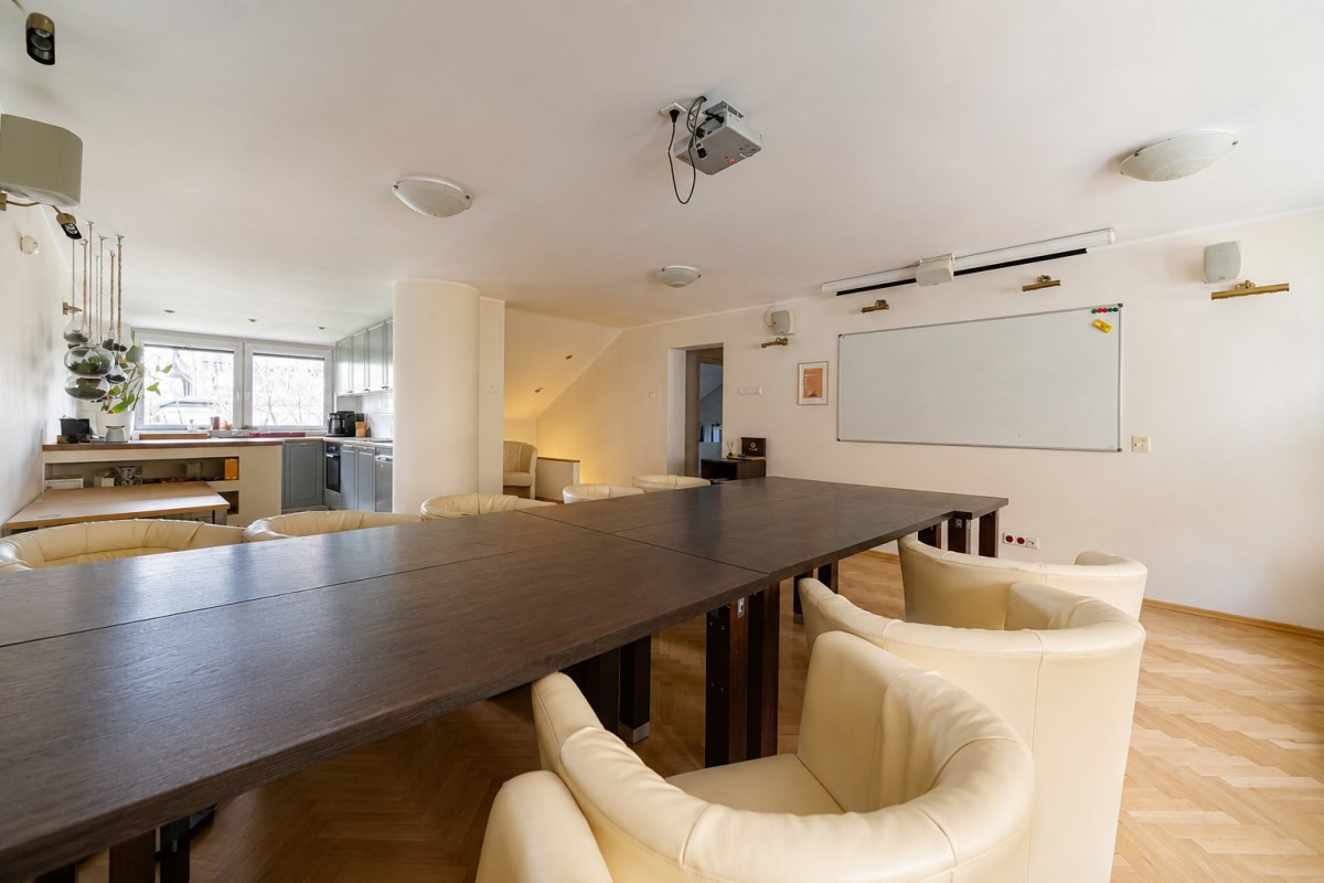 Obiekt - 10 pokoi - 380 m² - ul. Genewska Warszawa