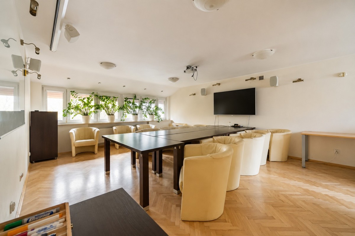 Obiekt - 10 pokoi - 380 m² - ul. Genewska Warszawa