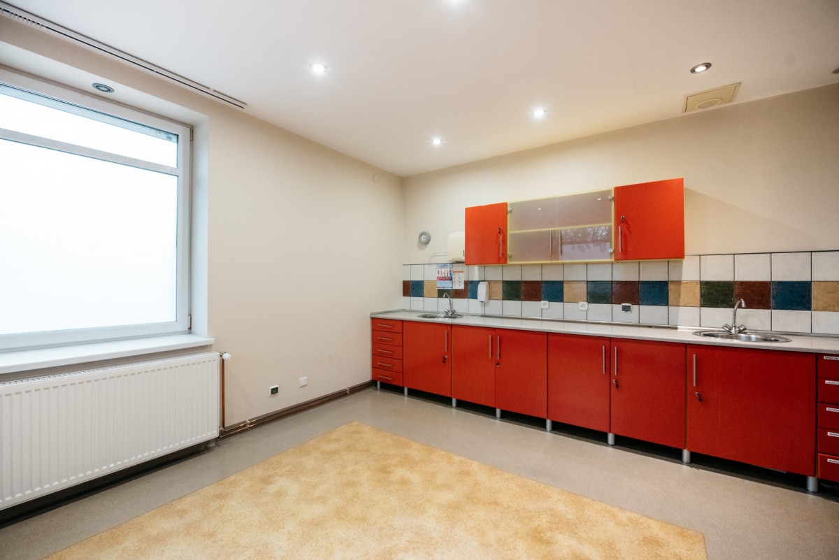 Локал - 4 комнаты - 103 м² - ос. Леха Познань Чартово