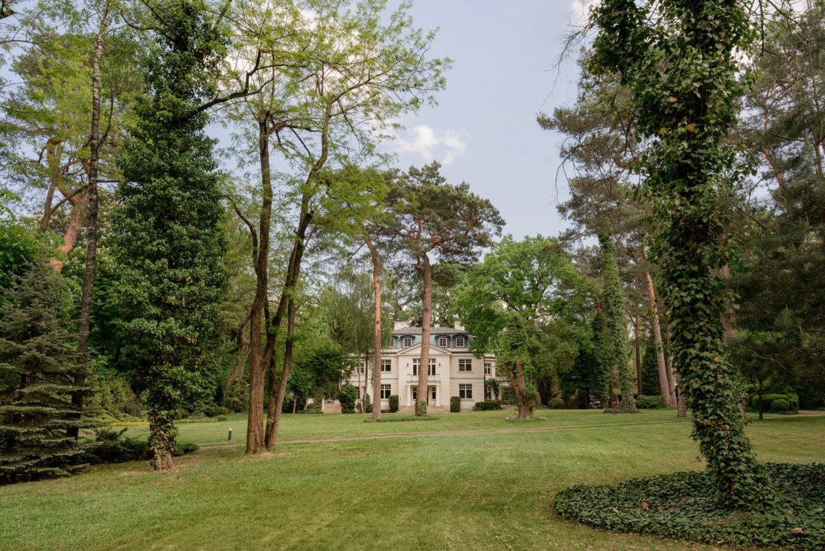 Резиденція в Констянцині-Єзірна, 12 кімнат, 620 м²