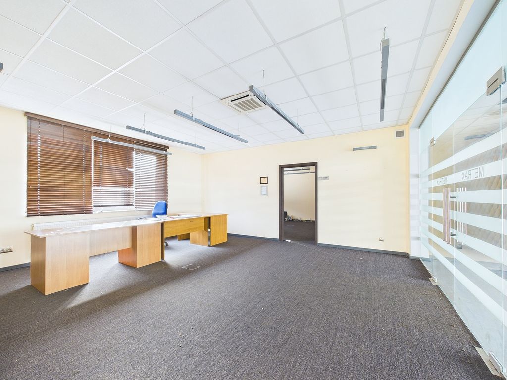 Local - 3058 m² - Dobrów