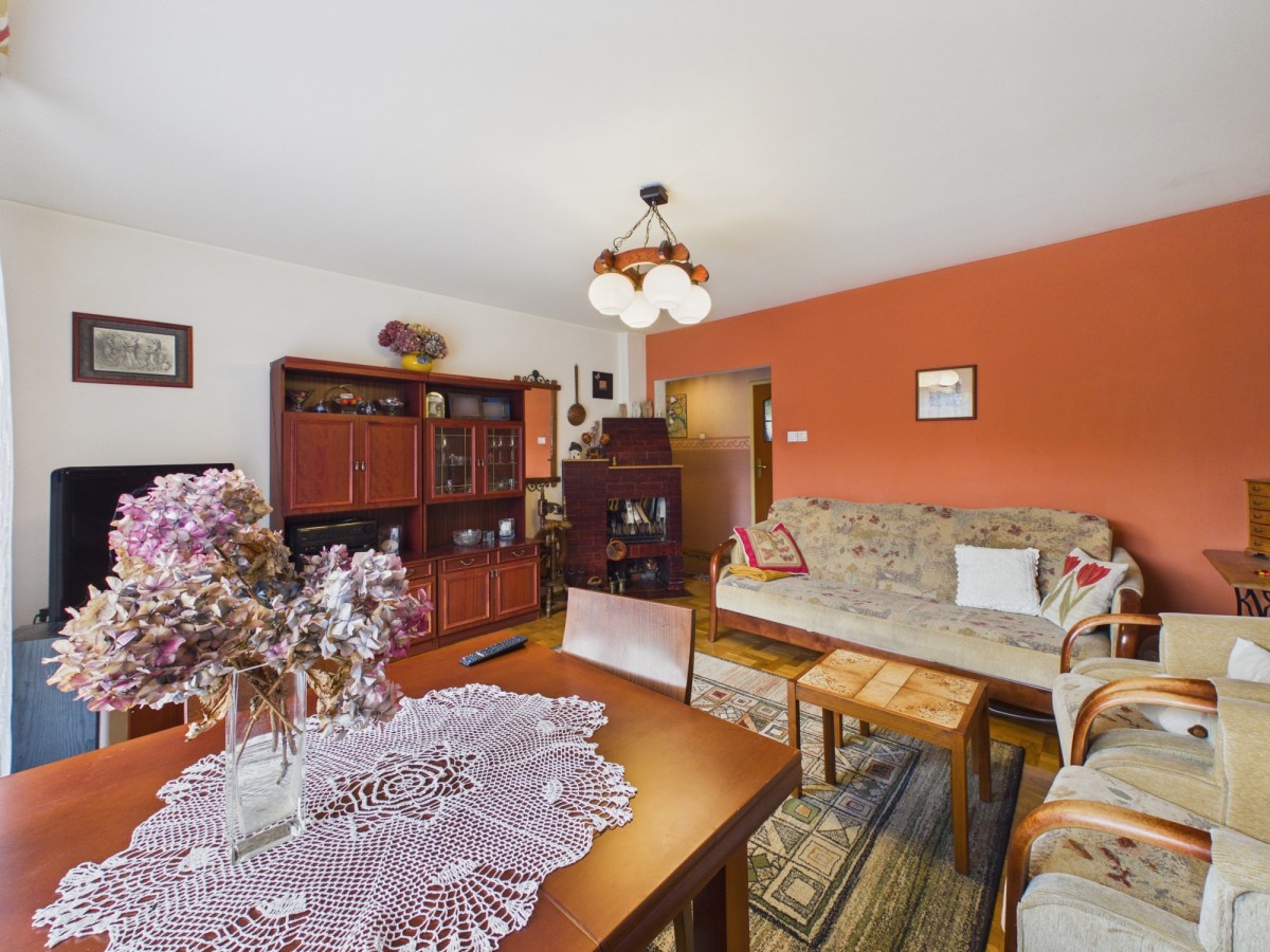 Haus - 8 Zimmer - 260 m² - Str. Zaciszna Gomunice