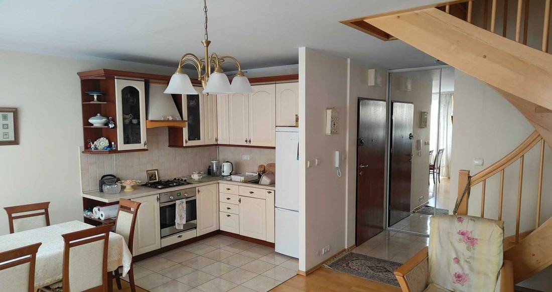 Ready to move in - two-level with a parking space in the garage
